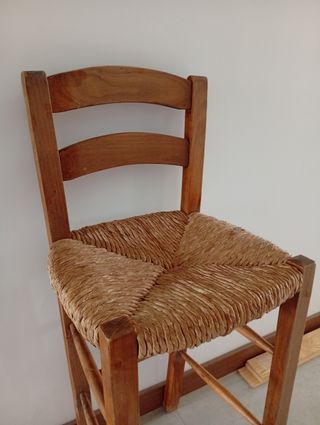 Taburetes de madera de pino con asiento de cáñamo