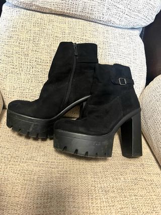 Botines negros con plataforma y tacón