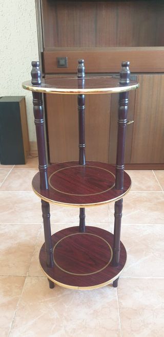 Estantería de madera con detalles dorados