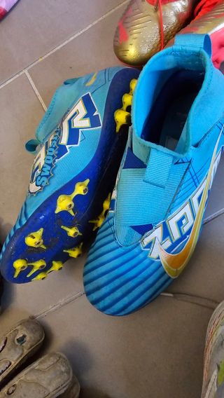 Botas de fútbol y guantes de portero. Num 34-36