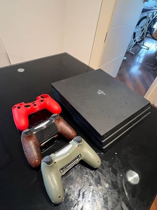 PS4 Pro + 2 Mandos