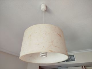 Lámparas colgantes de papel y plástico