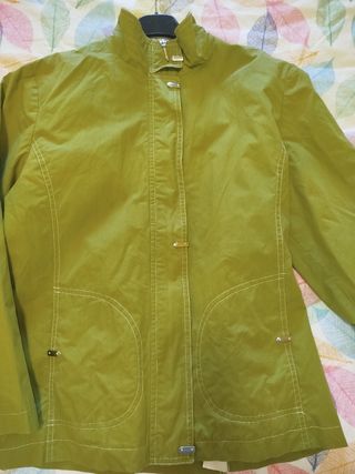 Chaqueta impermeable o cortavientos verde oliva