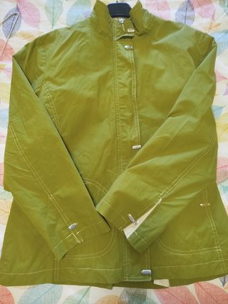 Chaqueta impermeable o cortavientos verde oliva