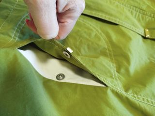 Chaqueta impermeable o cortavientos verde oliva