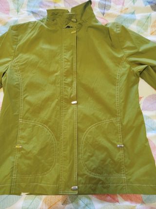 Chaqueta impermeable o cortavientos verde oliva