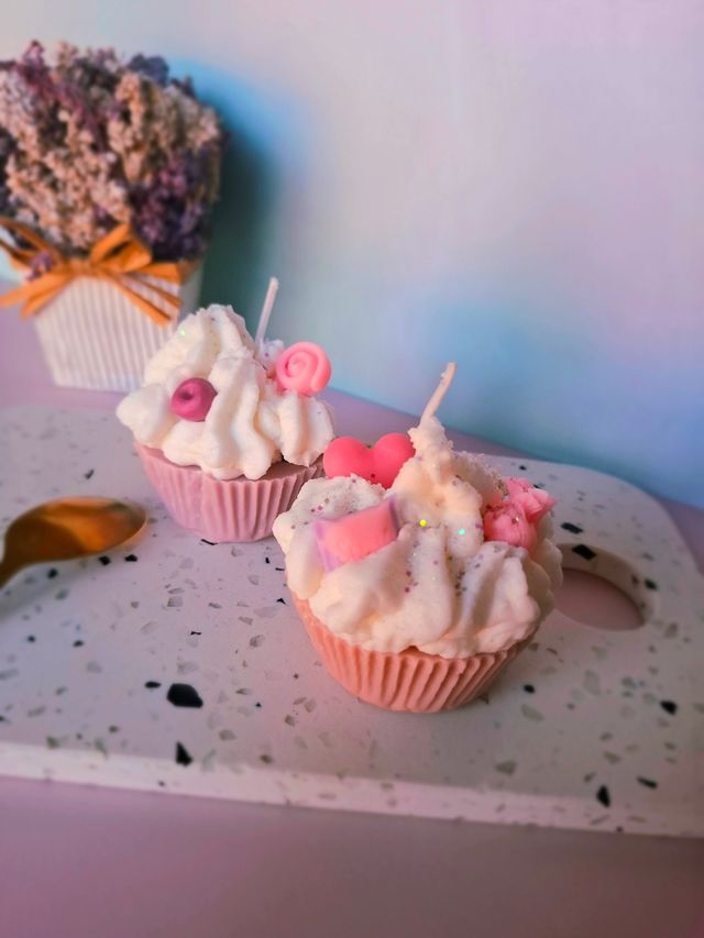 Vela cupcake