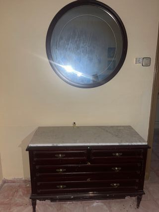 Mueble de madera con espejo