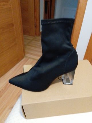 Botín de tela negro con tacón transparente