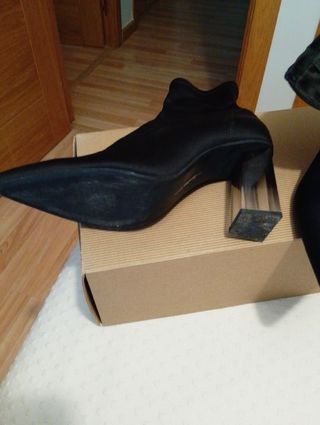 Botín de tela negro con tacón transparente