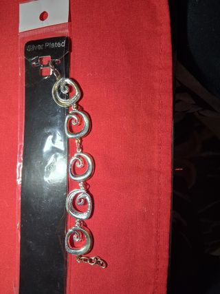 Pulsera plateada con diseño de espiral