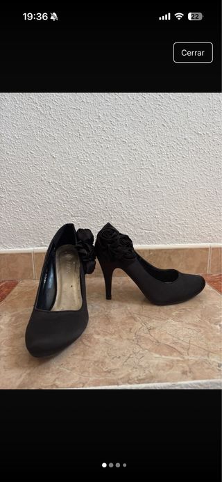 Zapatos tacón negros con detalle floral