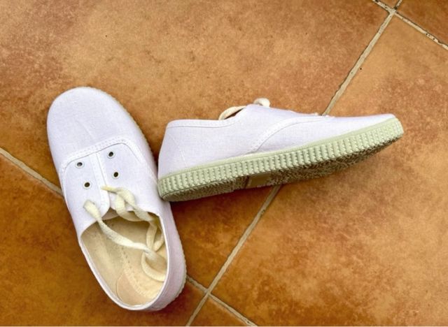 Zapatillas blancas con cordones