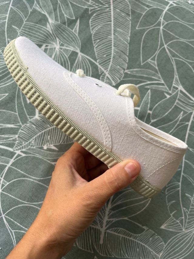 Zapatillas blancas con cordones