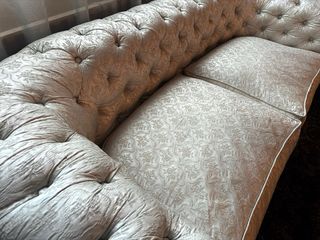 Sofá Chester 3 plazas beige y dorado