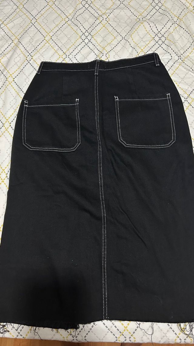 Falda larga negra con pespuntes blancos