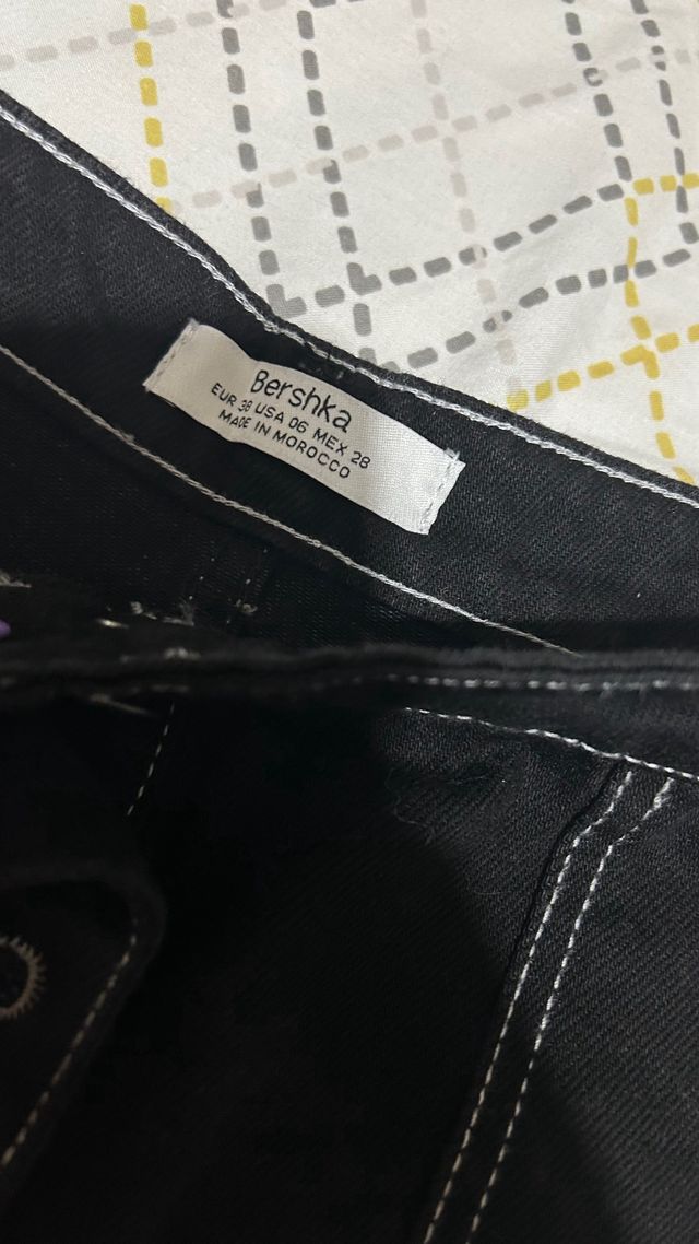 Falda larga negra con pespuntes blancos