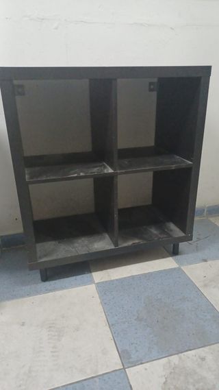 Estantería negra