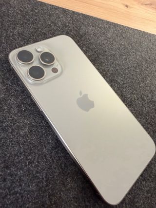 iPhone 15 Pro Max, Natural Titanium, 256GB.
