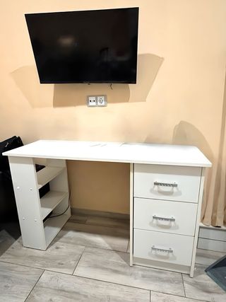 Escritorio blanco con cajones y estanterías