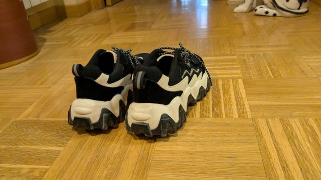 Zapatillas deportivas negras y beige