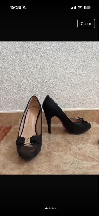 Zapatos de tacón negros con lazo