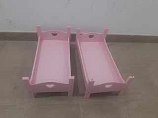 Cuna gemelar para muñecas rosa y trona