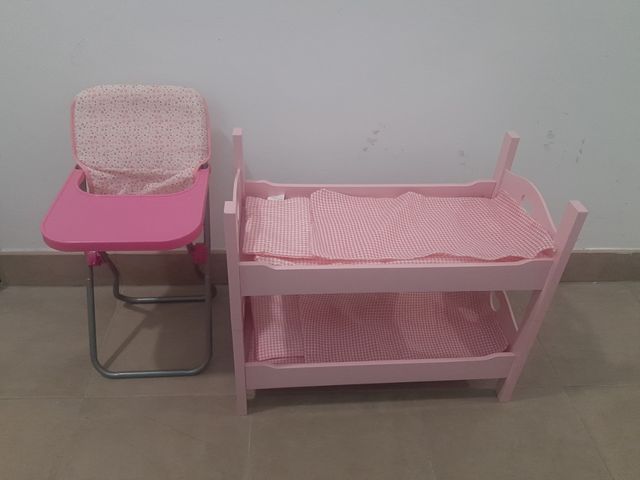 Cuna gemelar para muñecas rosa y trona