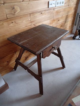 Mesa auxiliar de madera