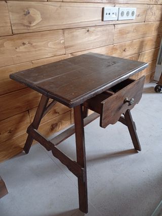 Mesa auxiliar de madera