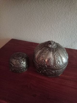 Dos joyeros de metal plateado