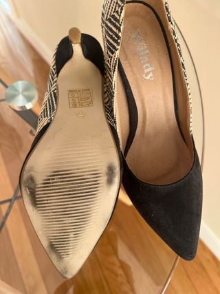 Zapatos de tacón salón beige y negro 