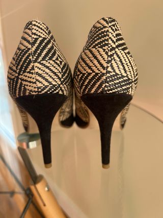 Zapatos de tacón salón beige y negro 