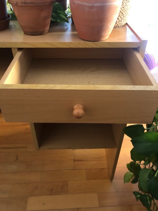 Escritorio de madera marrón