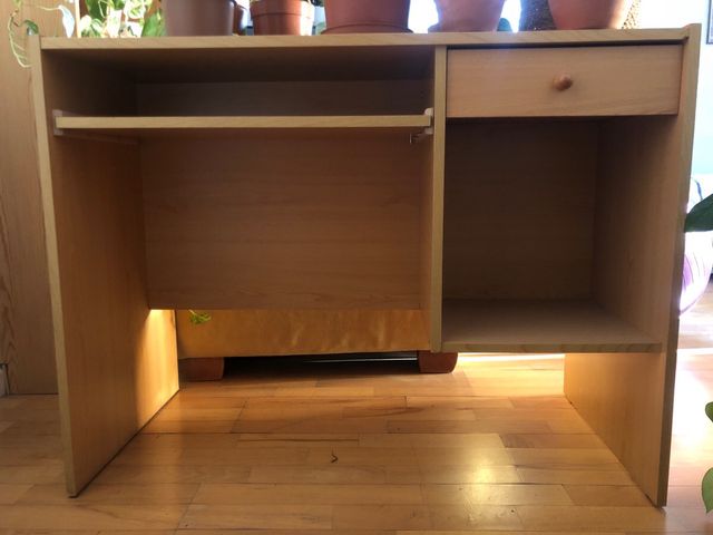 Escritorio de madera marrón