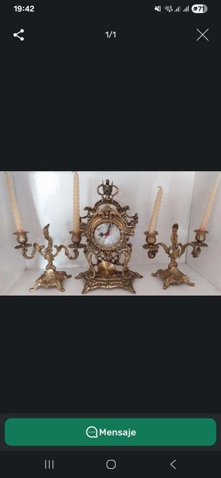 Reloj de sobremesa y candelabros dorados