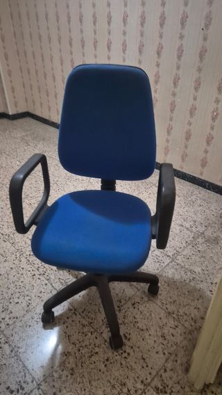 Silla de oficina azul y negra