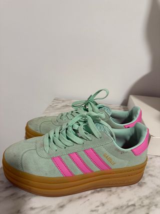 Adidas Gazelle plataforma verde y rosa