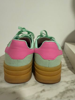 Adidas Gazelle plataforma verde y rosa
