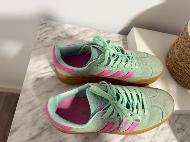 Adidas Gazelle plataforma verde y rosa