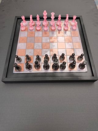 Scacchiera con pezzi rosa e neri