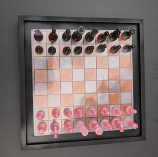 Scacchiera con pezzi rosa e neri