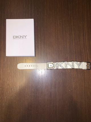 Reloj DKNY Blanco con Dijes de Cristal
