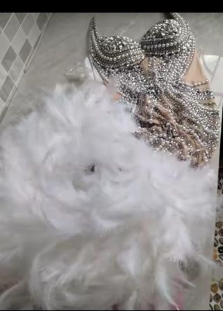 Vestido de fiesta con pedrería y plumas