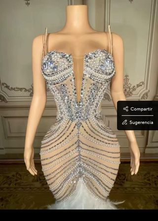 Vestido de fiesta con pedrería y plumas