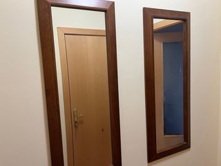 Recibidor de madera marrón con espejos y paraguero