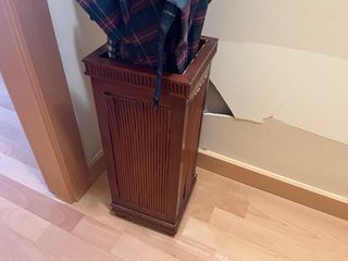 Recibidor de madera marrón con espejos y paraguero