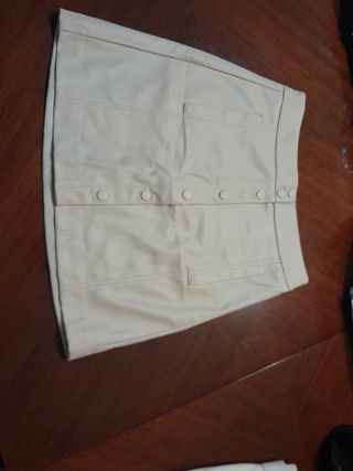 Lote falda y pantalón corto polipiel beige