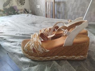 Cuñas Beige y Doradas