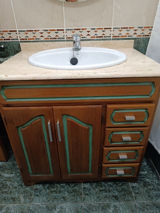 Mueble de baño de madera con espejo